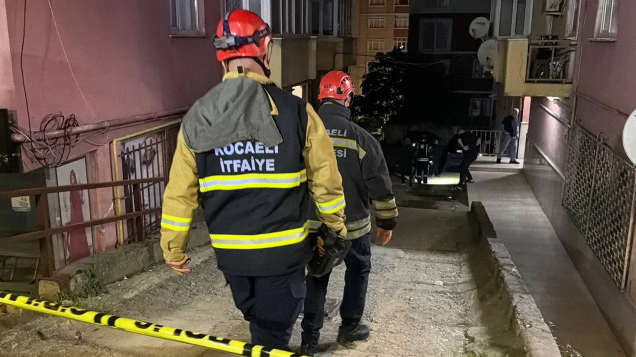 Bayram günü evsiz kaldılar! Kolonlar çatırdadı, aileler sokağa döküldü