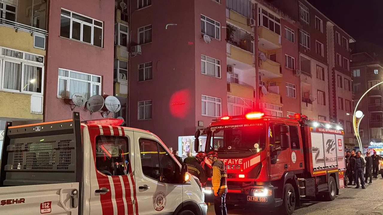 Bayram günü evsiz kaldılar! Kolonlar çatırdadı, aileler sokağa döküldü