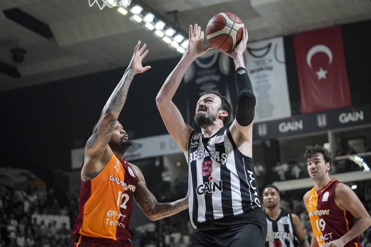 Sertaç Şanlı (5) - James Palmer Jr. (12)