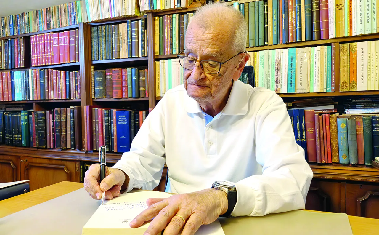 "Bibliyoman" Erol Üyepazarcı ile bayram sohbeti: Kitaba olan tutkum bir kazayla başladı