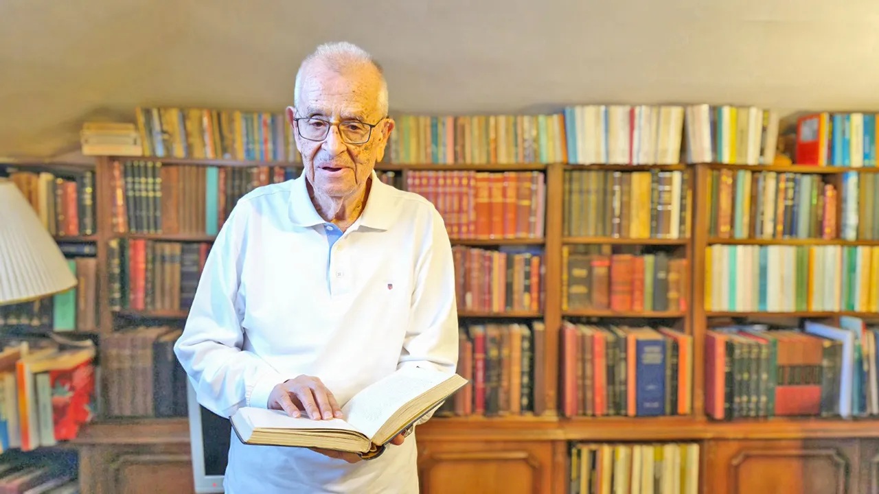 "Bibliyoman" Erol Üyepazarcı ile bayram sohbeti: Kitaba olan tutkum bir kazayla başladı