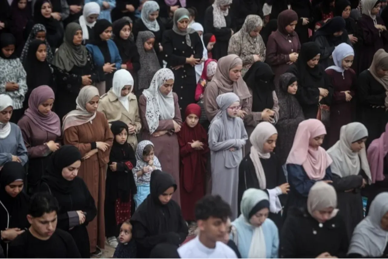 Gazze'de Filistinliler bayram namazını İsrail'in saldırılarında yıkılan camilerin enkazında kıldı 