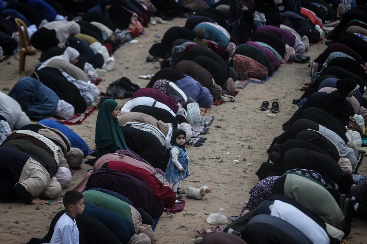 Gazze'de Filistinliler bayram namazını İsrail'in saldırılarında yıkılan camilerin enkazında kıldı