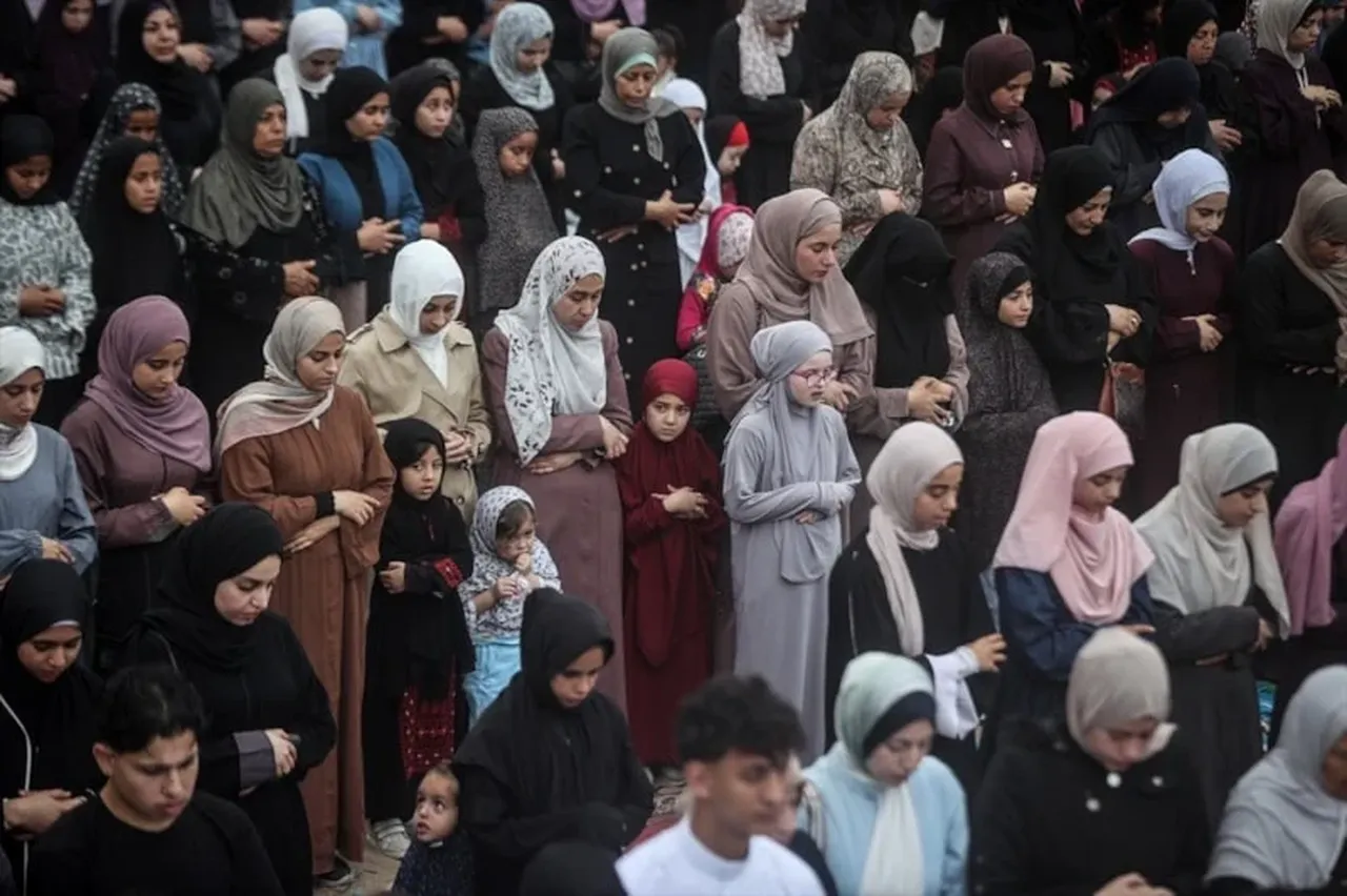 Gazzede Filistinliler bayram namazını İsrailin saldırılarında yıkılan camilerin enkazında kıldı