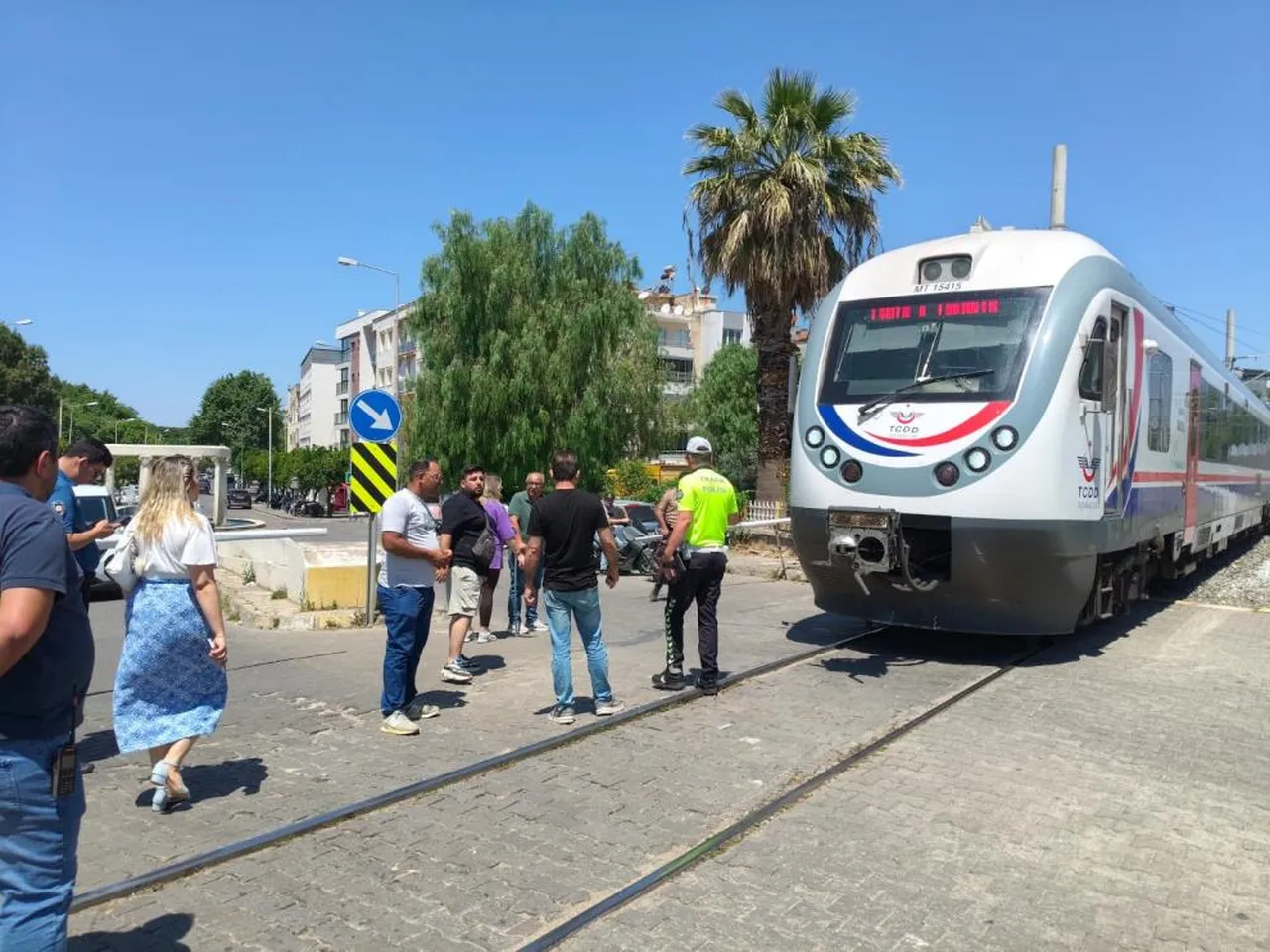 İzmir'de korku dolu anlar! Yaşlı adam trenin altında kaldı