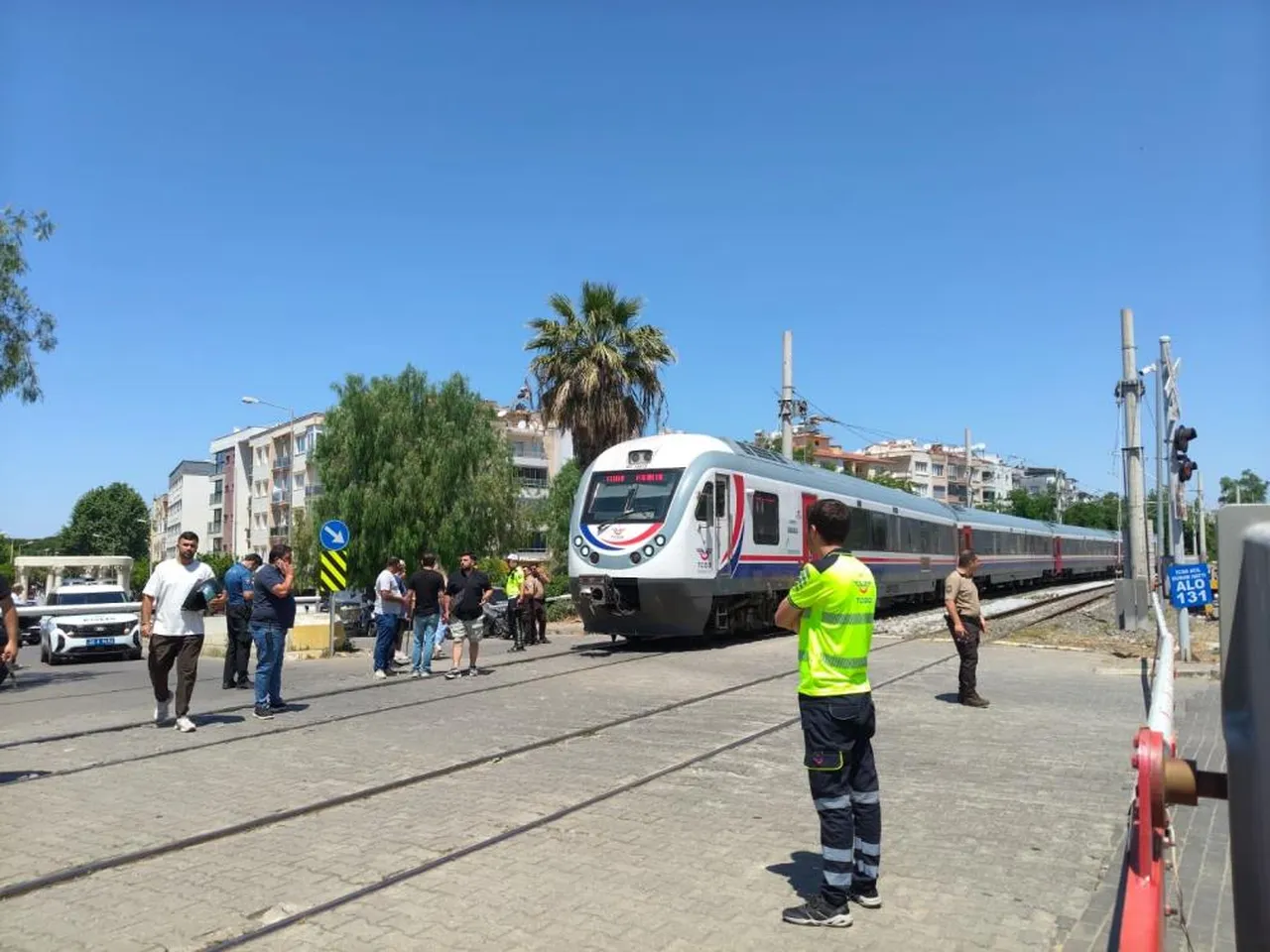 İzmir'de korku dolu anlar! Yaşlı adam trenin altında kaldı