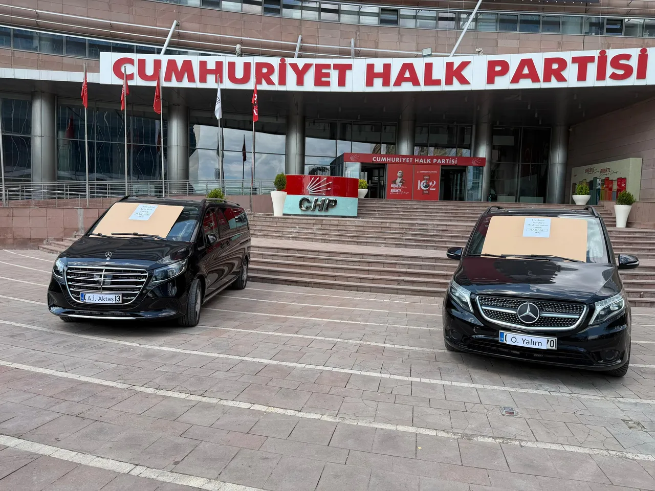 Kılıçdaroğlu, skandallarla alınan iki aracı da kapının önüne koydu!  Satılık haram araç lar böyle görüntülendi