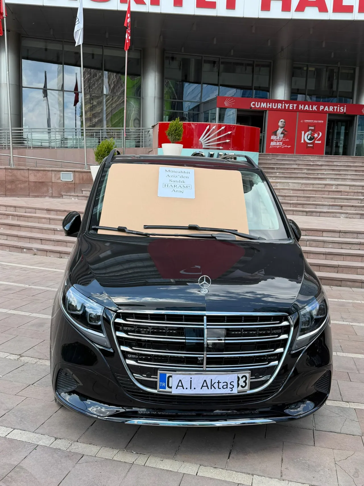 Kılıçdaroğlu, skandallarla alınan iki aracı da kapının önüne koydu!  Satılık haram araç lar böyle görüntülendi