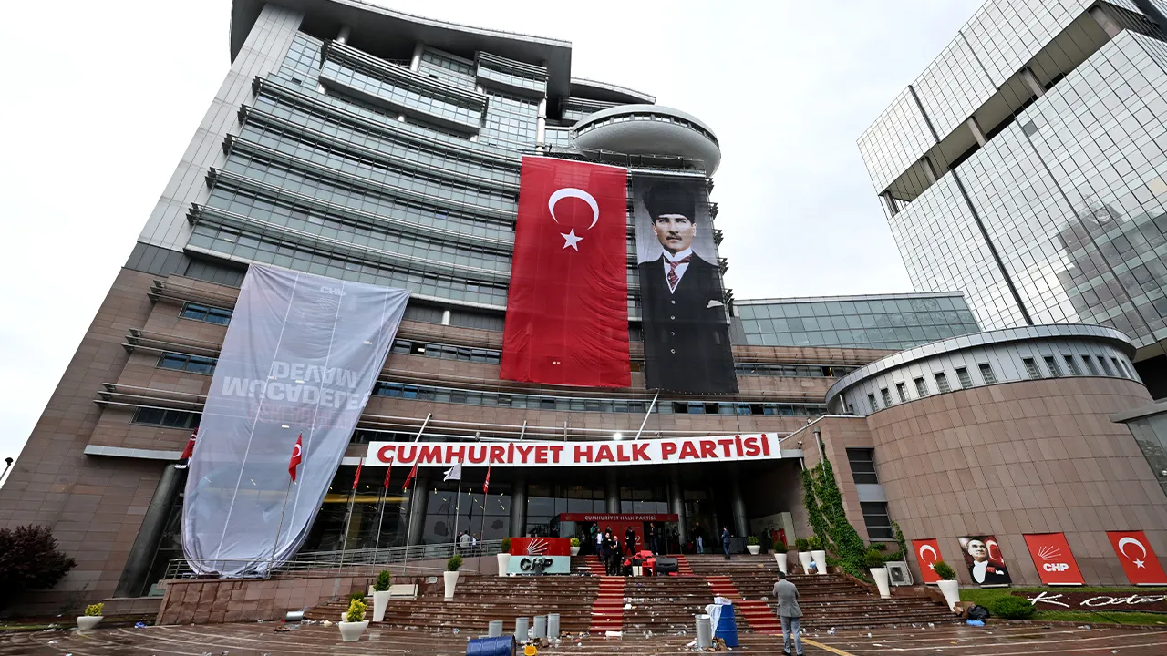 Kılıçdaroğlu ve Özel taraftarları kıyasıya mücadele ediyor: CHP'de PM savaşları!
