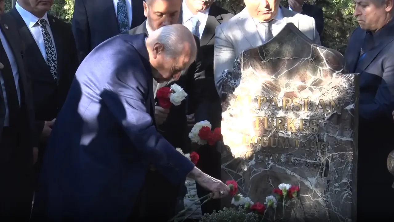 MHP lideri Bahçeli'den Alparslan Türkeş’in kabrine ziyaret