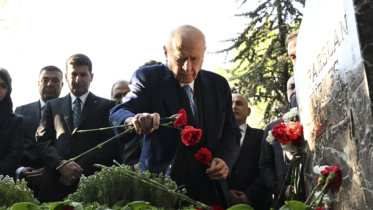 MHP lideri Bahçeli'den Alparslan Türkeş’in kabrine ziyaret