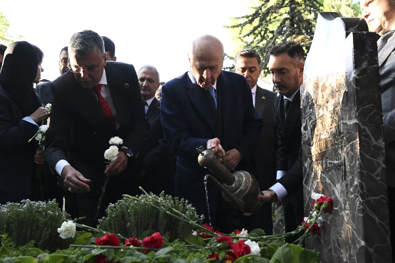 MHP lideri Bahçeli'den Alparslan Türkeş’in kabrine ziyaret