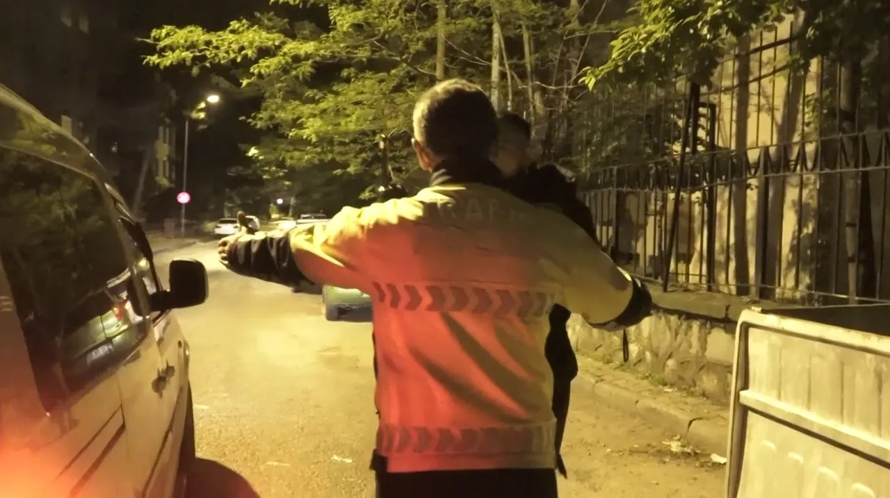 Polis durdurdu, acısını gazeteciden çıkardı: Donuna kadar alırım