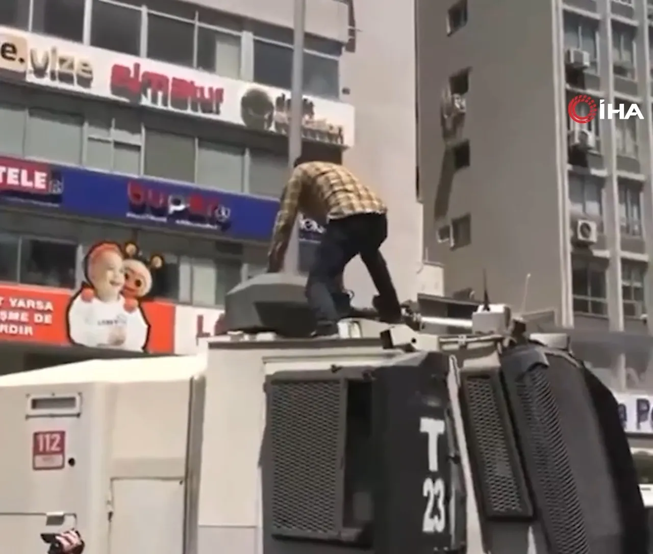 TOMA'nın üzerine çıkıp zarar veren saldırgan tutuklandı! Mesleği şaşırttı