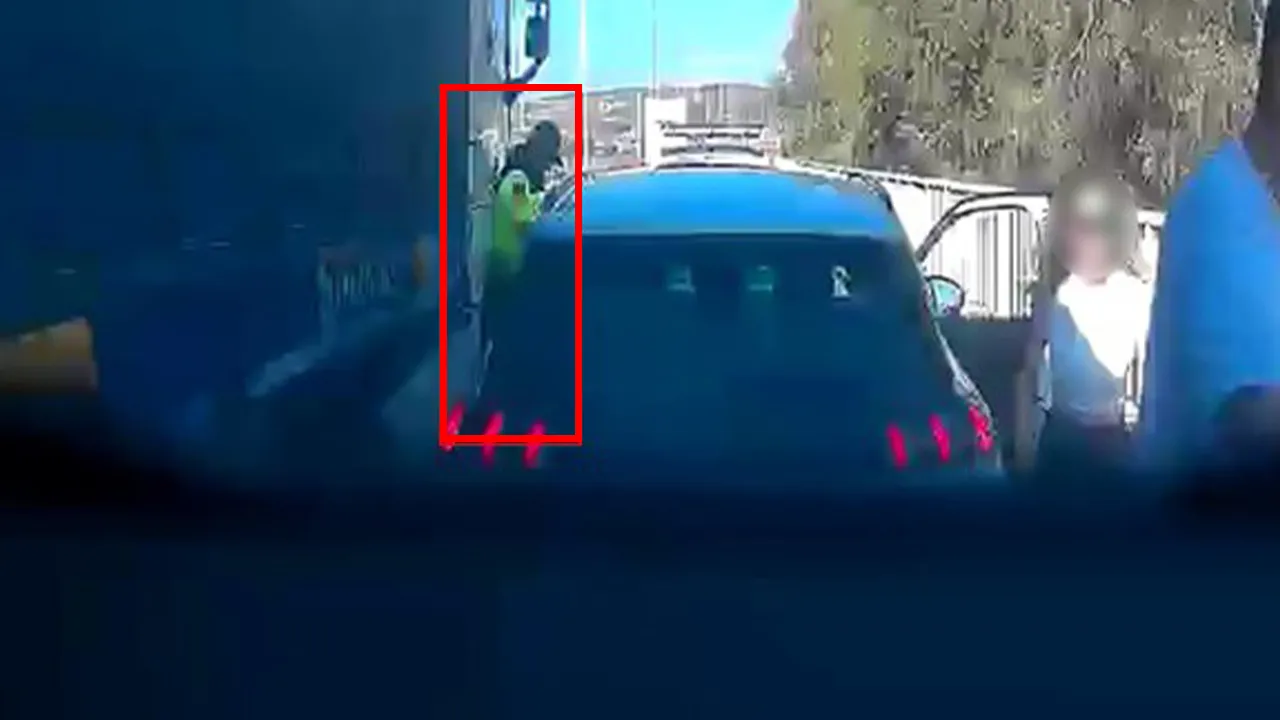 Yardıma duran jandarma, iki araç arasında sıkıştı!