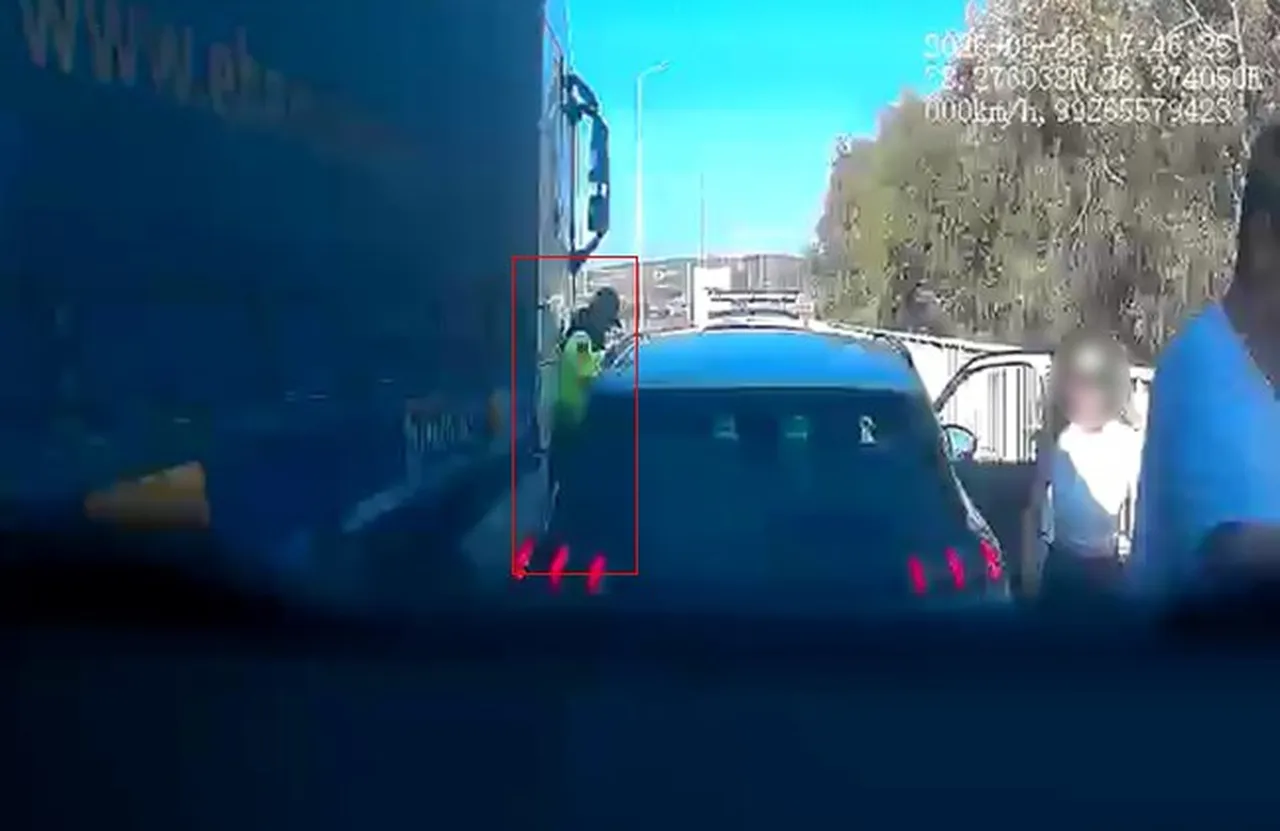 Yardıma duran jandarma, iki araç arasında sıkıştı!