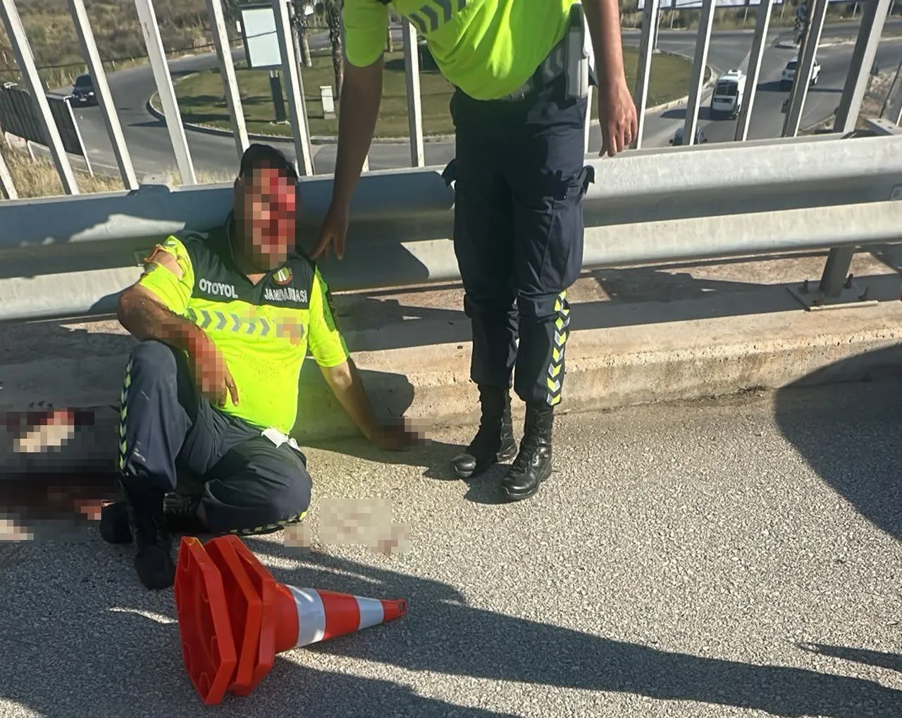 Yardıma duran jandarma, iki araç arasında sıkıştı!