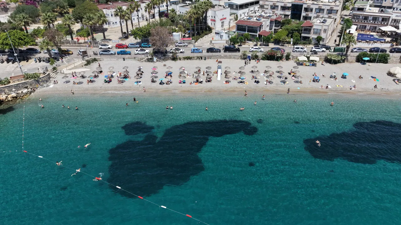 Yerlisi de yabancısı da Bodrum'a akın etti! Plajlar doldu taştı