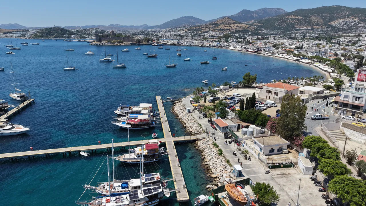 Yerlisi de yabancısı da Bodrum'a akın etti! Plajlar doldu taştı