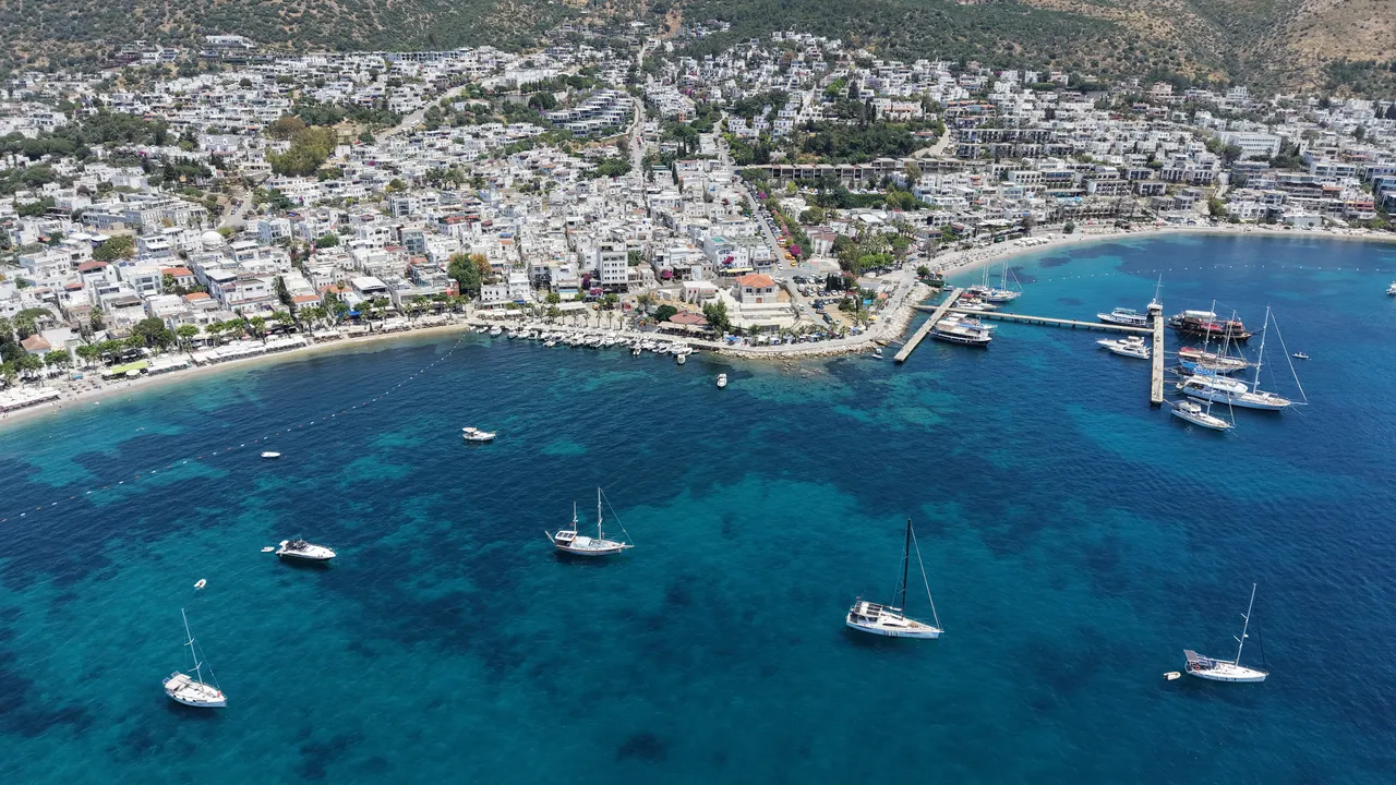 Yerlisi de yabancısı da Bodrum'a akın etti! Plajlar doldu taştı