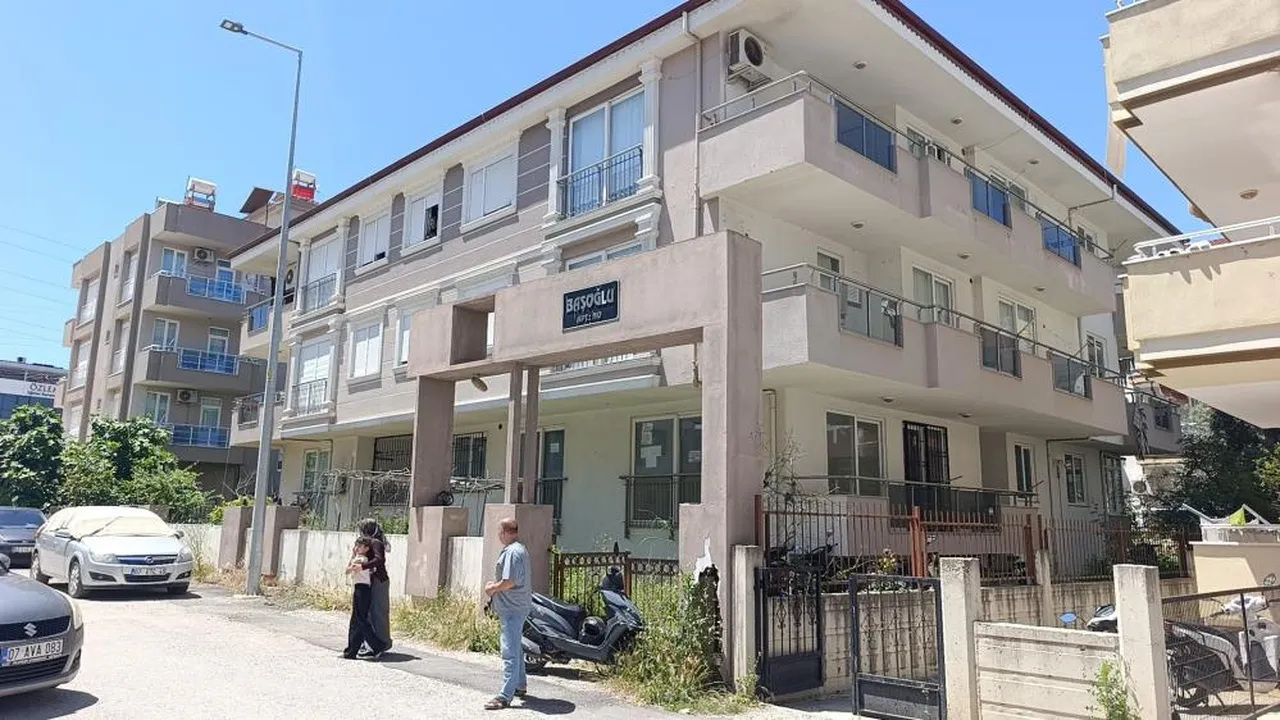 13 yıllık apartmanda korkutan görüntüler! Çatlaklardan ışık görülüyor