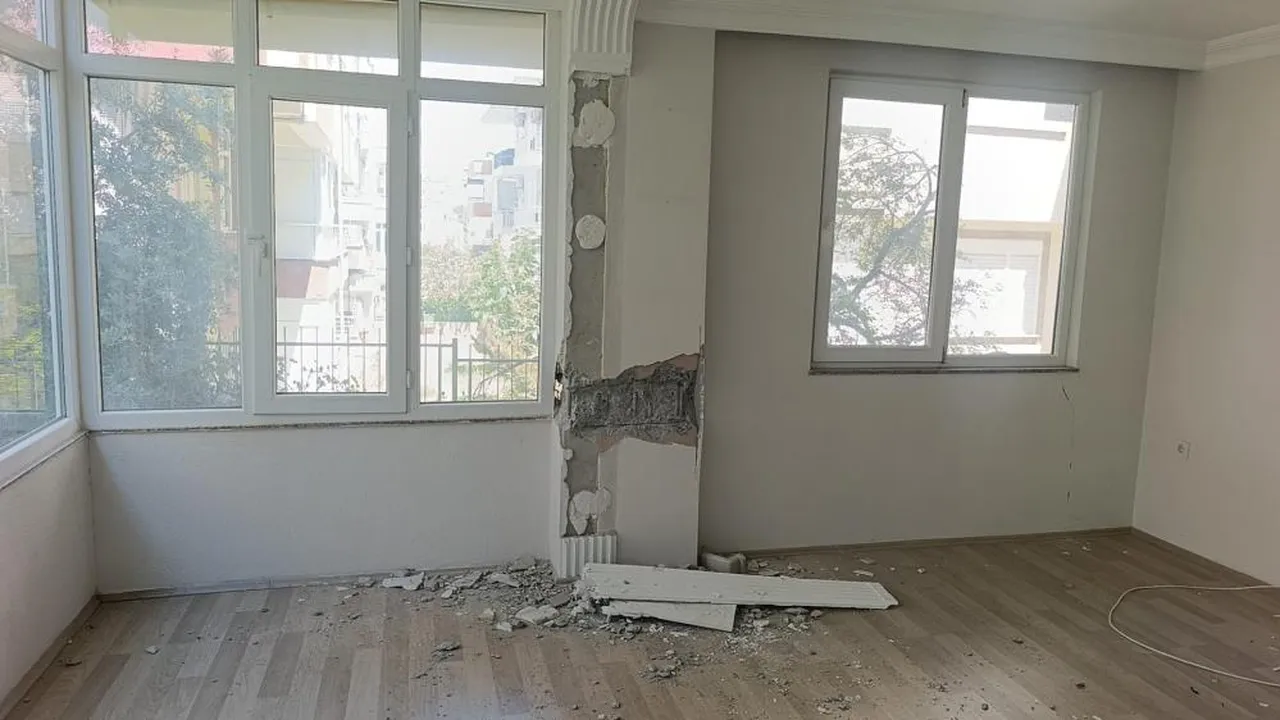 13 yıllık apartmanda korkutan görüntüler! Çatlaklardan ışık görülüyor