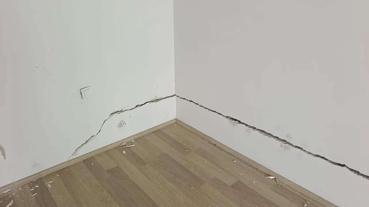 13 yıllık apartmanda korkutan görüntüler! Çatlaklardan ışık görülüyor