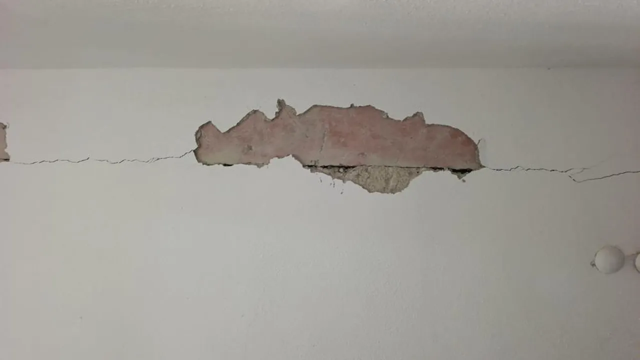 13 yıllık apartmanda korkutan görüntüler! Çatlaklardan ışık görülüyor
