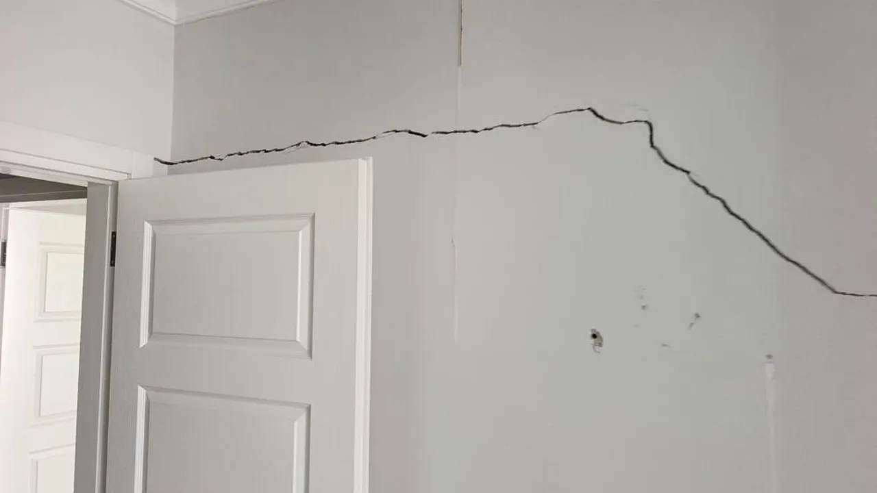 13 yıllık apartmanda korkutan görüntüler! Çatlaklardan ışık görülüyor