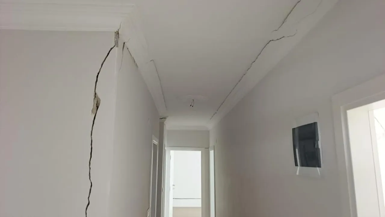 13 yıllık apartmanda korkutan görüntüler! Çatlaklardan ışık görülüyor