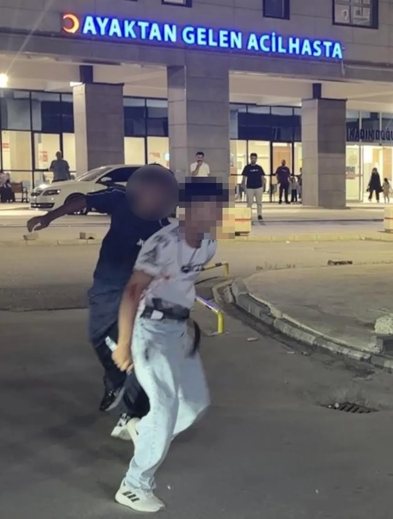 Adıyaman'da hastanede dehşet anları! 19 yaşındaki genç 3 kişi yaraladı