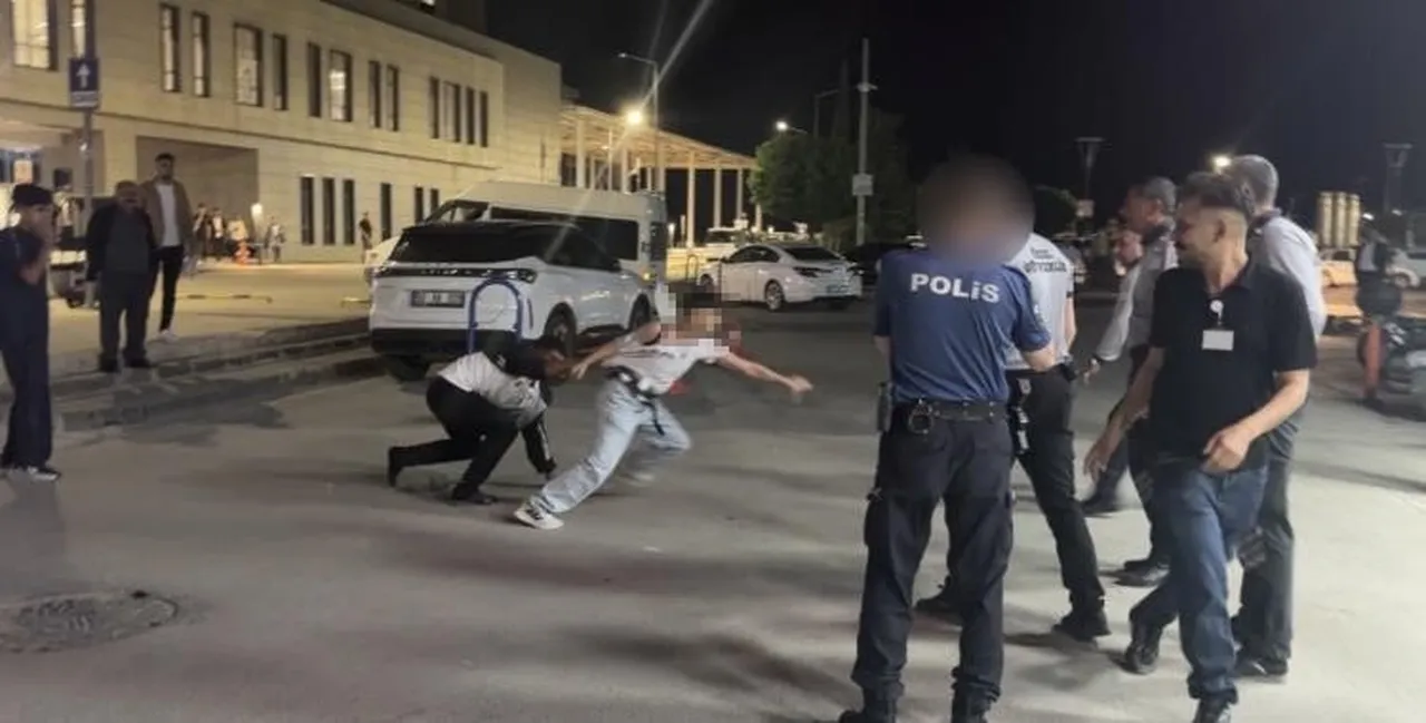 Adıyaman'da hastanede dehşet anları! 19 yaşındaki genç 3 kişi yaraladı
