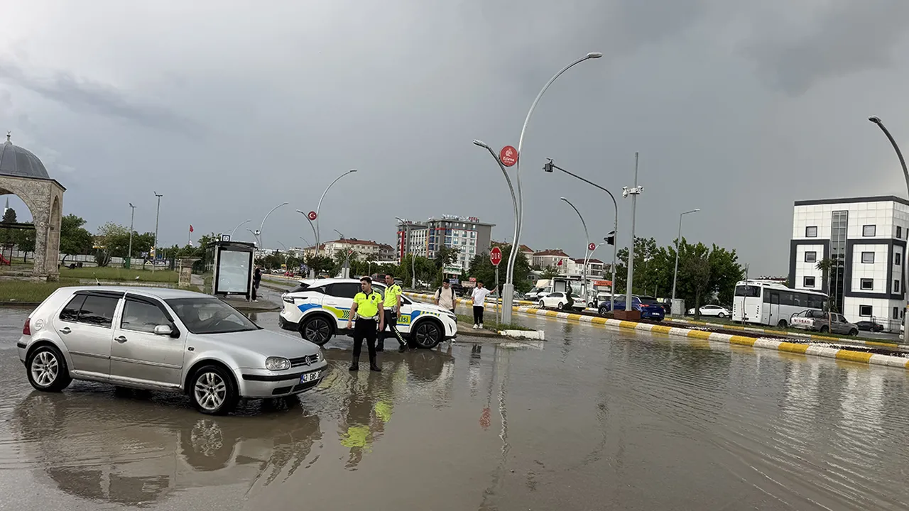 Edirne’yi sağanak vurdu! Yollar trafiğe kapandı, ev ve iş yerlerini su bastı