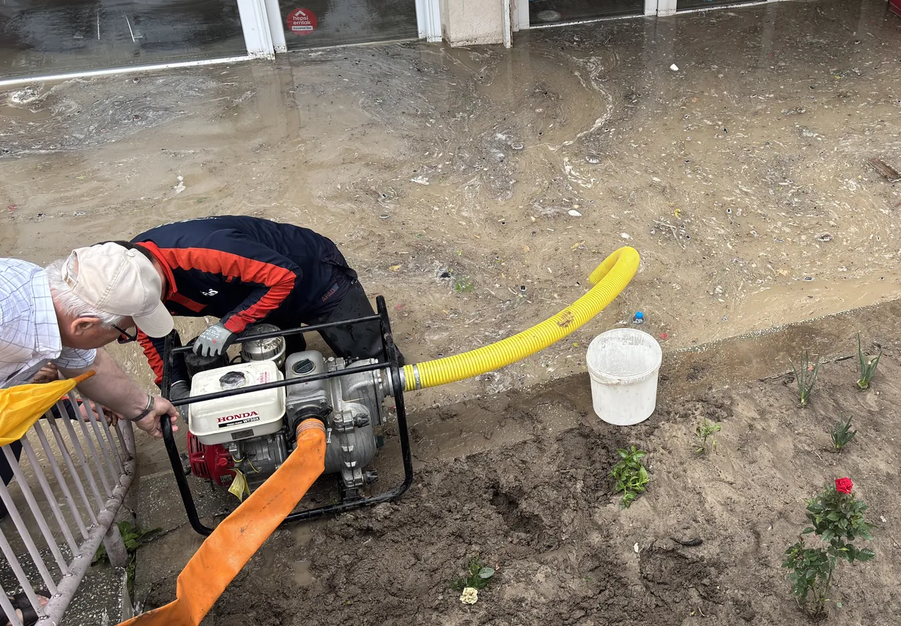 Edirne’yi sağanak vurdu! Yollar trafiğe kapandı, ev ve iş yerlerini su bastı