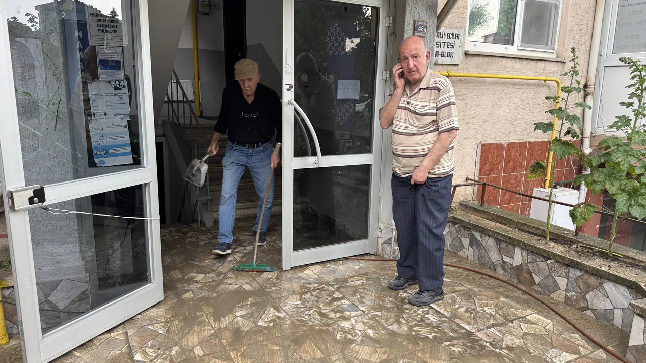 Edirne’yi sağanak vurdu! Yollar trafiğe kapandı, ev ve iş yerlerini su bastı