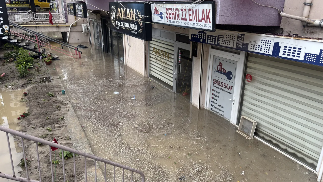 Edirne’yi sağanak vurdu! Yollar trafiğe kapandı, ev ve iş yerlerini su bastı
