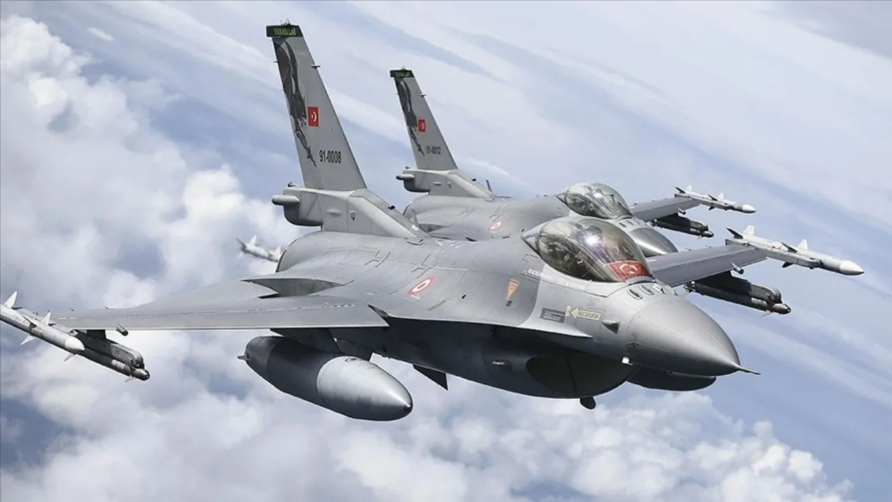 Ege'de aylar sonra bir ilk! Yunan basını itiraf etti: Türk F-16'ları Yunan jetlerini önledi