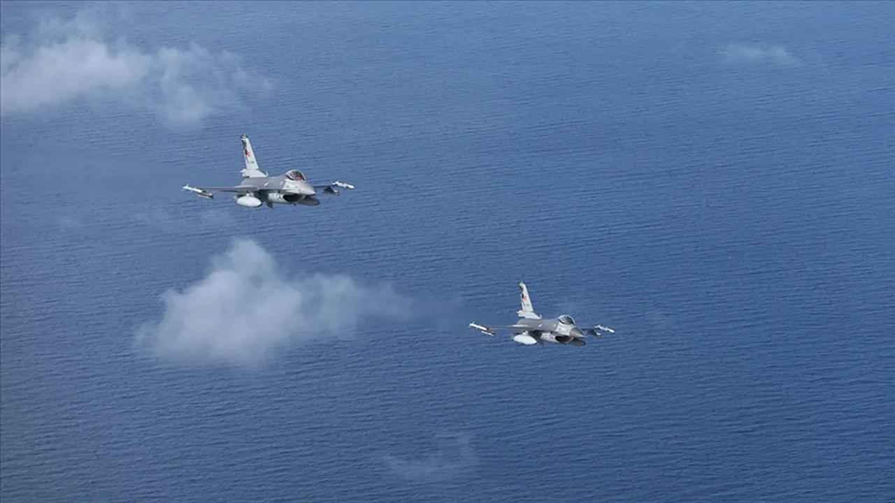 Ege'de aylar sonra bir ilk! Yunan basını itiraf etti: Türk F-16'ları Yunan jetlerini önledi
