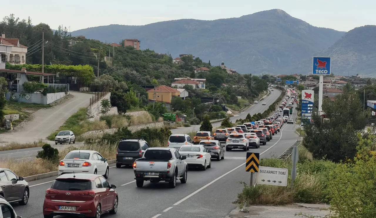 Tatilciler kente akın etti! Araç kuyruğu 22 kilometreyi buldu