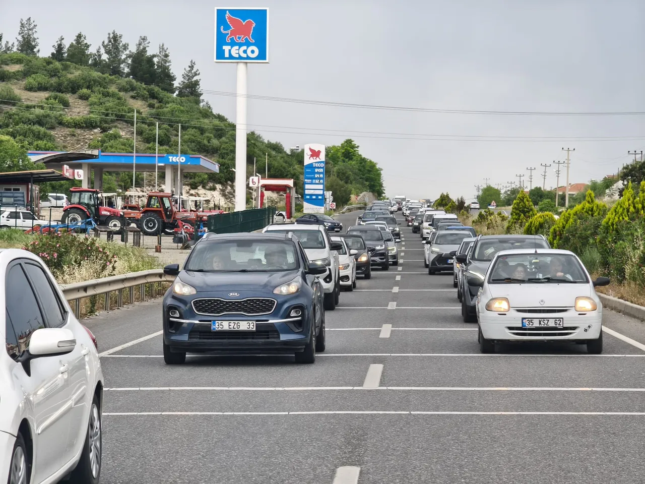 Tatilciler kente akın etti! Araç kuyruğu 22 kilometreyi buldu