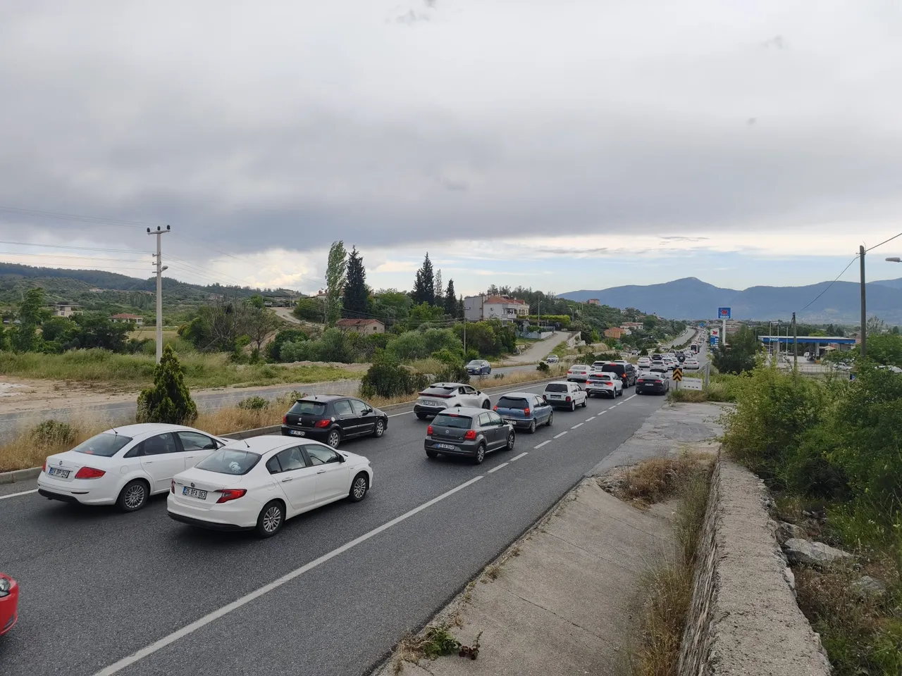 Tatilciler kente akın etti! Araç kuyruğu 22 kilometreyi buldu