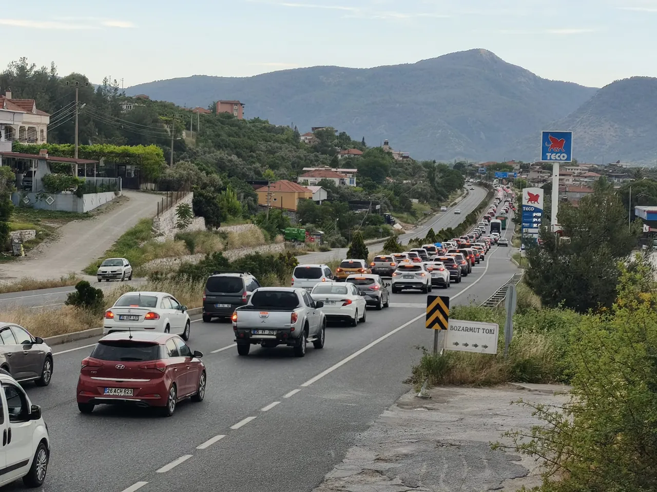 Tatilciler kente akın etti! Araç kuyruğu 22 kilometreyi buldu