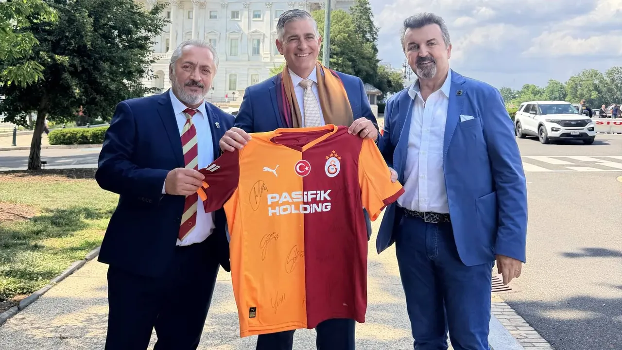 ABD Temsilciler Meclisi Üyesi Baumgartner’ "En büyük Cimbom" dedi! Galatarasay formasıyla Kongre'de poz verdi