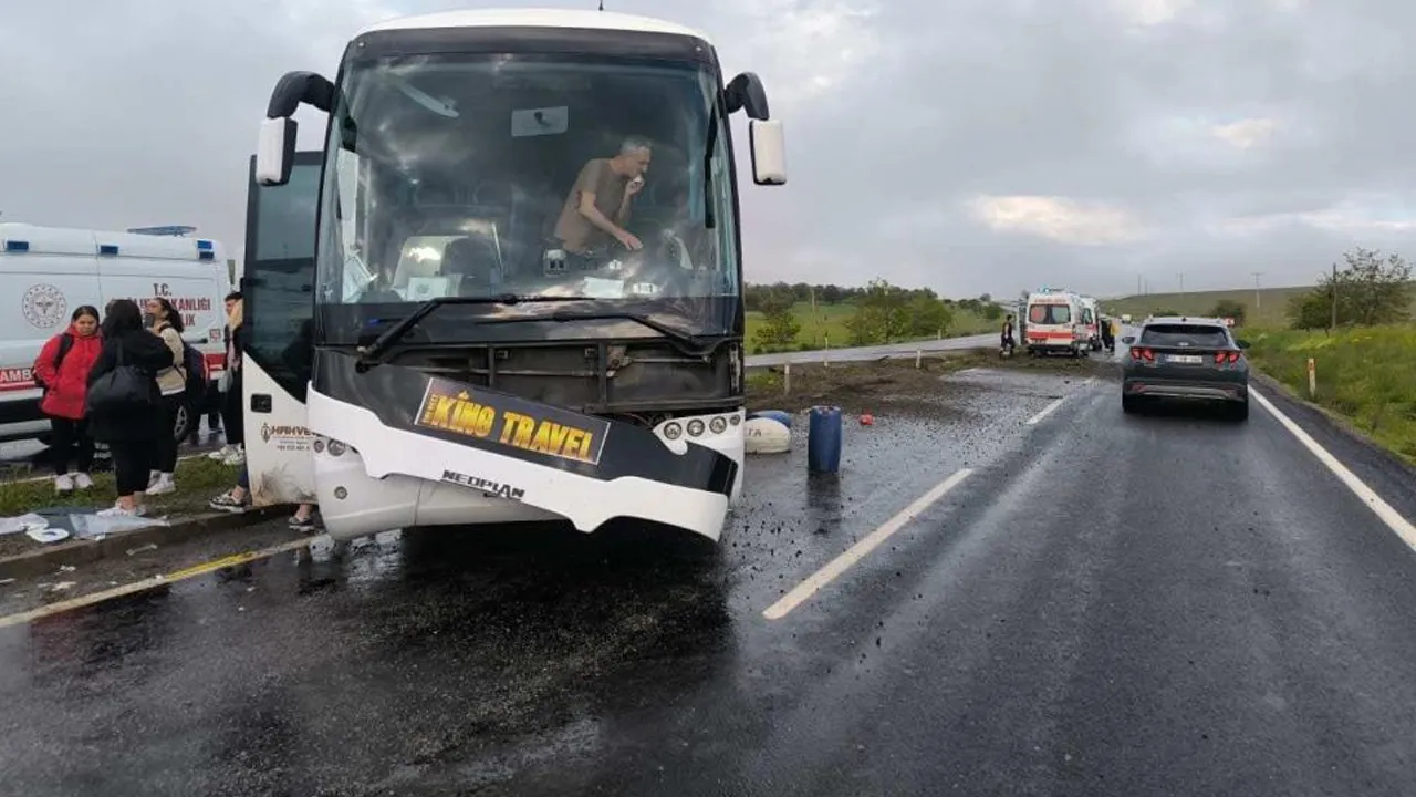Aksaray'da kontrolden çıkan tur otobüsü refüje çarptı: 16 kişi yaralandı