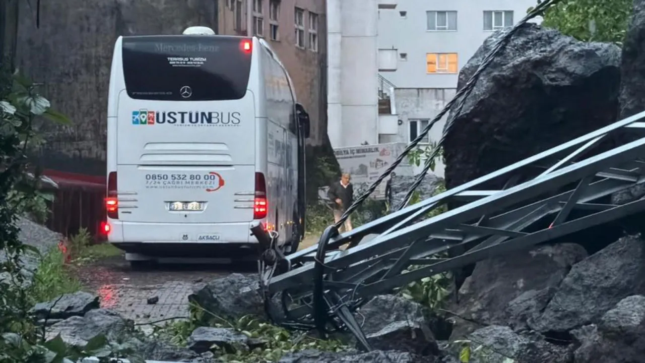 Artvin'de heyelan! Dev kayalar yolcu otobüsünün yanı başına düştü
