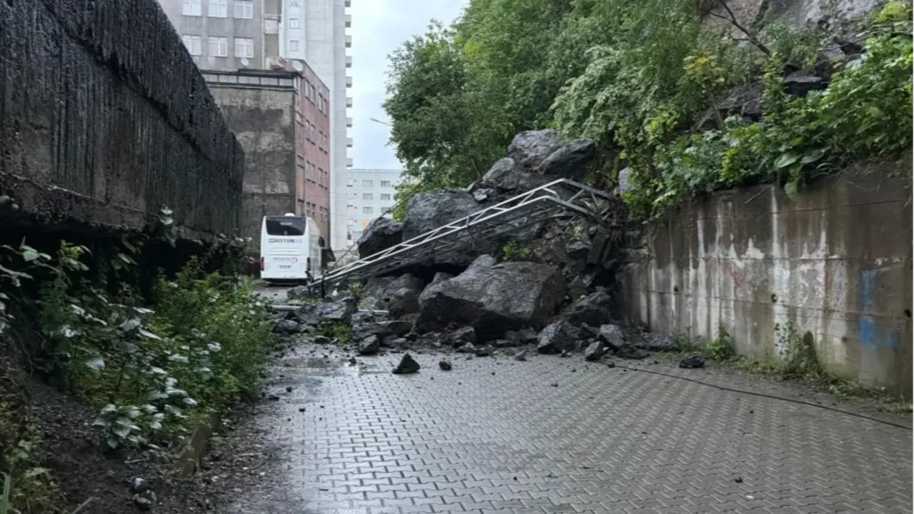 Artvin'de heyelan! Dev kayalar yolcu otobüsünün yanı başına düştü