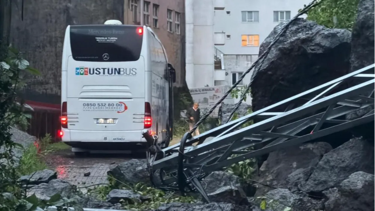 Artvin'de heyelan! Dev kayalar yolcu otobüsünün yanı başına düştü