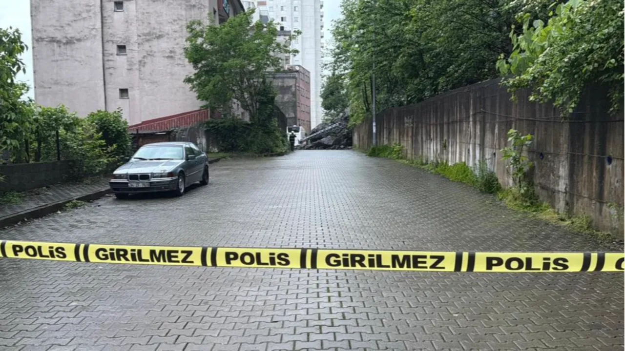 Artvin'de heyelan! Dev kayalar yolcu otobüsünün yanı başına düştü