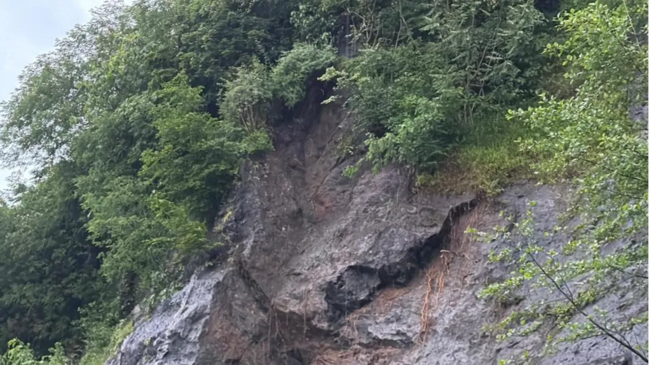 Artvin'de heyelan! Dev kayalar yolcu otobüsünün yanı başına düştü