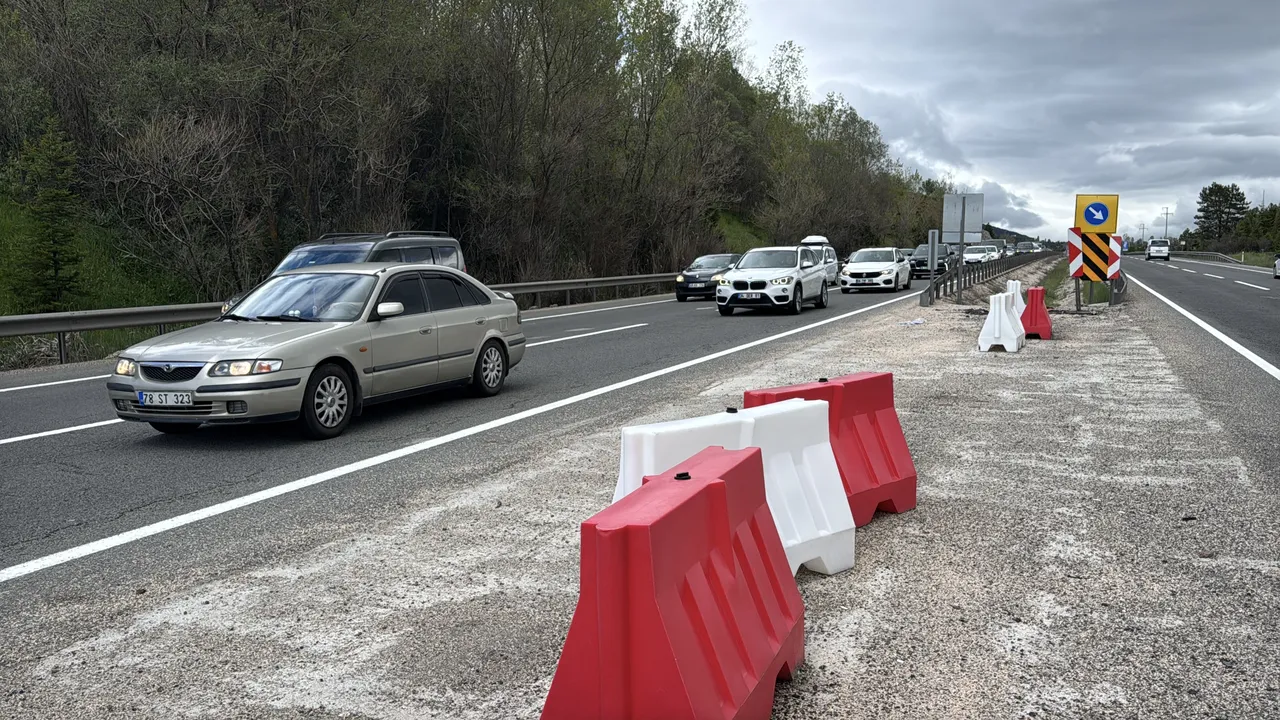 Gerede-Karadeniz Bağlantı Yolu'nun İstanbul istikametinde trafik yoğunluğu yaşanıyor.